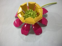 ViNTaGE MeTaL ENaMeL**FUCHSIA/YELLOW/LIME GREEN**FLoWeR PiN/BRooCH (RARE BEAUTY)
