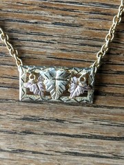 VTG MENS BLACK HILLS Gold TIE CLIP ANSON TOP BAR ROSE Green 10K South Dakota SD