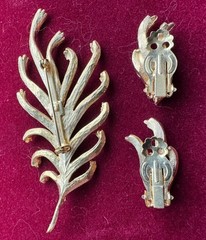 Vintage Gold Tone Large Leaf Brooch and Matching Clip On Leaf Earrings Set