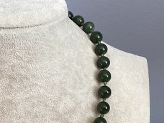 INCREDABLE VINTAGE HAND KNOTTED GENUINE JADE BEAD UNIQUE CLASP NECKLACE NR