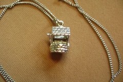 VINTAGE WISHING WELL GOOD LUCK SILVER TONE CHAIN CHARM PENDANT NECKLACE!!!