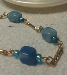 MaryBee Jewelry: 7 1/2″ Gold Tone Blue Stone Bracelet 01-01-2021 (D)