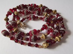 MIRIAM HASKELL 40′ HORSESHOE 2-PC BLOOD RED CÔTELÉ & NUGGET BEAD ICE R/S ACCENTS