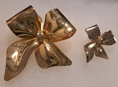 Vintage TONA Gold Tone Bow Brooch Large Ribbon w/ Rhinestone & Matching Earrings