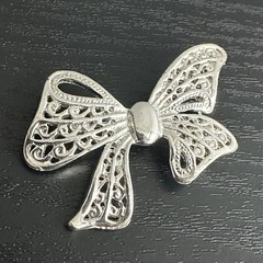 AAI Silver-tone Ribbon Bow Brooch Featuring Intricate Openwork Filigree Details.