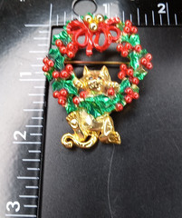 AJC Christmas Wreath Cat Hanging Brooch Pin