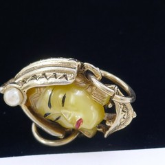 SMALL VINTAGE SELINI SELRO ASIAN PRINCESS LUCITE FACE GOLD-PLATED PIN BROOCH
