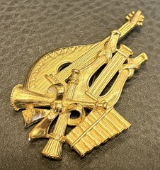 TRIFARI Large Gold Tone Music Instrument Lute Harp Horns Brooch Signed 80s – 90s