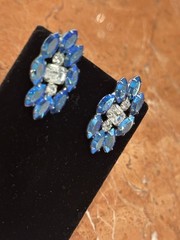B. DAVID BLUE AURORA BOREALIS NAVETTE EMERALD CUT RHINESTONE CLIP ON EARRINGS EU