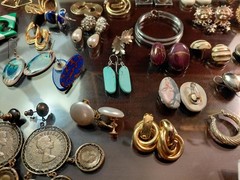 Fabulous vintage earrings 1960’s Lot. ( 108 Pcs )