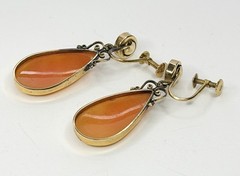 Vintage 14KT Gold Teardrop Shaped Handcarved Portrait Cameo Dangle Earrings