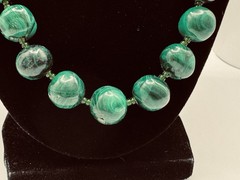 BEAUTIFUL VINTAGE GRADUATING IN SIZE MALACHITE BEADED NECKLACE 22″ INCHES