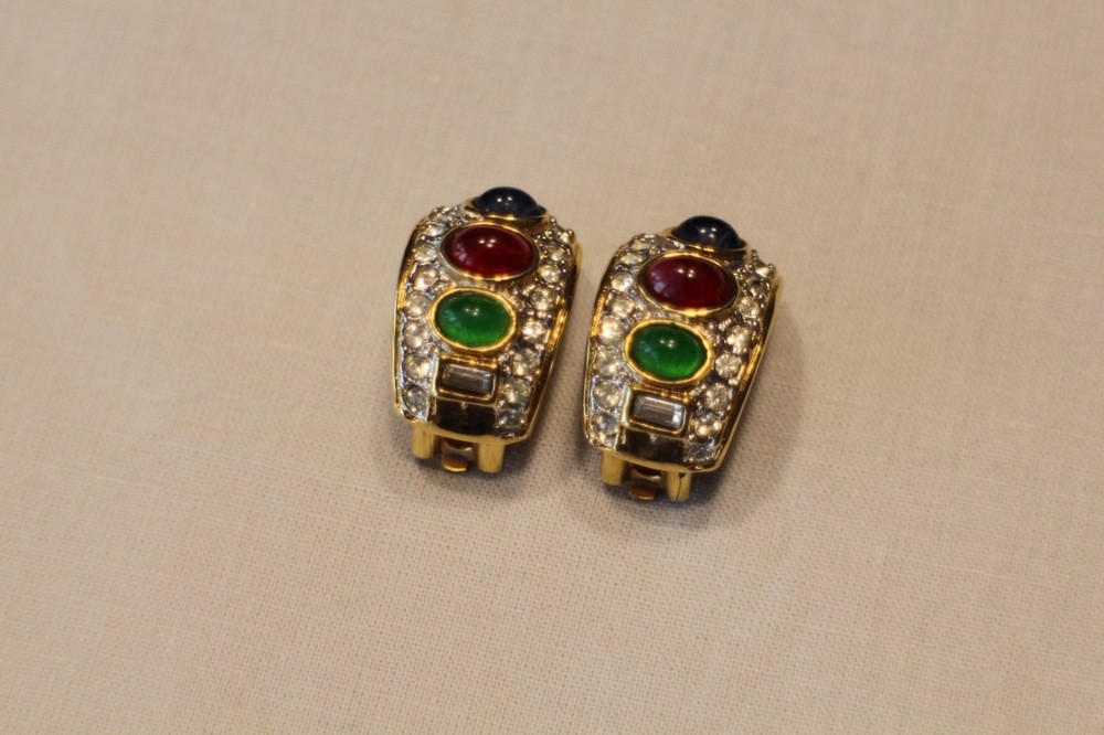 LES BERNARD VINTAGE GLASS CABACHON CLIPON EARRINGS