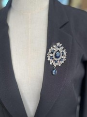 Vintage Teardrop Crystal Brooch Pin with Teardrop Pendant Elegant Rhinestone Des