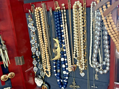 Lot Costume Fashion Jewelry Vintage-Current Necklaces Bracelets Earrings etc.