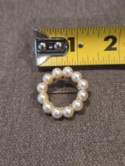 Vintage Unbranded Circle Goldtone with Faux Pearls Brooch Pin