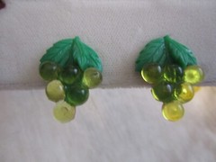 Unique VTG plastic Clip Earrings, push on yellow leaves, grapes clips FE25-33