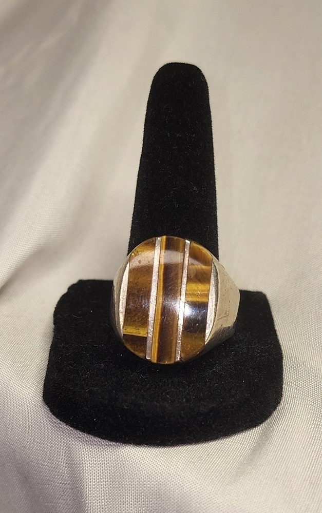 Vintage Sterling silver ring features an inlaid tiger’s eye , SZ 11.25, Signed