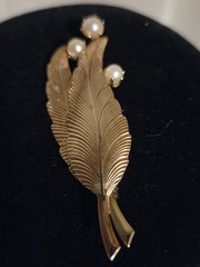 Vintage Gold Tone Leaf Brooch with Faux Pearls – Mid Century Elegant Costume…