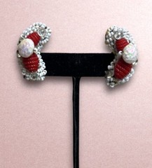 VTG Hobe Red White Glass Wire Beaded Clusters Faux Pearl Clip On Earrings Estate