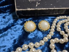 Vintage Gantos Costume Jewelry Gold White Pearl 60″ Necklace Clip On Earrings