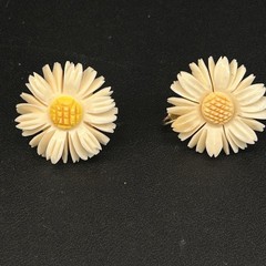 Vtg Accessocraft Plastic Celluloid Carved Daisy Brooch And Screw On Earrings Set