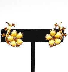 Pale Yellow Thermoset Flower w Orange Rhinestone Gold Tone Clip On Vtg Earrings