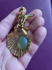 KIRKS FOLLY ANGEL FAIRY SITTING ON SEA SHELL GREEN BROOCH PENDANT GORGEOUS