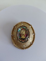 1968 Judy Lee Faceted Heliotrope Glass Reverse Cameo Broch Enhancer A .Borealis