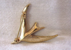 Vintage Crown Trifari Goldtone Swallow Brooch w/ Red Rhinestone Eye 1.25″ 1960s