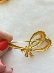 Estate Find Lot Of Brooches X 6. 1- AVON, 1- MONET, 1- TONA