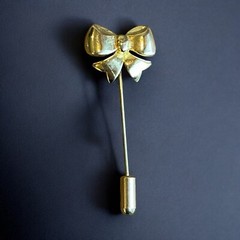 Bow Stick Pin Signed Mimi D N ~AKA~ Mimi di Niscemi Vintage Gold Tone Dainty