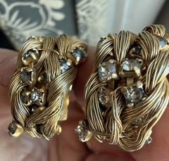 Unusual Design Vintage-Twisted Metal Threads W Rhinestones-Gold Tone -clip back
