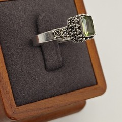 Vtg Sterling Silver Filigree Ring With Green Peridot Emerald Cut MNSN US 7.5