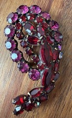 VTG Pink Rhinestone Brooch Gold Tone Pin Paisley Red