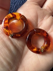 VINTAGE 1970s SPRING HINGED CLIP ON EARRINGS BROWN TORTOISE PLASTIC THICK HOOPS