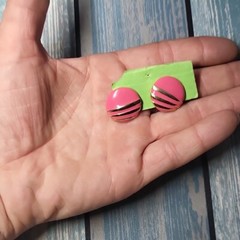 Vtg Unmarked Gold Tone Round Studded Earrings Pink Enamel W/Gold Stripes Costume
