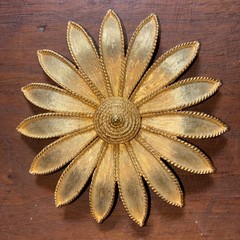 Vtg 1950s Brush Goldtone Lge DAISY PIN BROOCH Behive Button Center 3.5″ Diameter