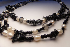 VTG ARTIST 3 STRAND ASYMMETRICAL LUSTROUS PEARL BLACK STONE BEADED NECKLACE 20″