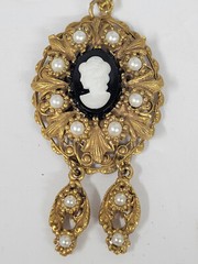 Vintage 28″ Gold Toned Cameo Necklace Filgree Pendant w/faux seed pearls