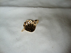 VTG 1970s SCALLOPED SEASHELL GOLD TONE HINGED W/ SAFETY CATCH DRESS/SCARF CLIP