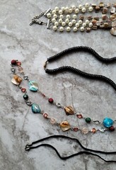 NICE JEWELRY LOT VTG -MOD BEADED NECKLACES GLASS SHELL INLAY LUCITE WOOD PENDANT