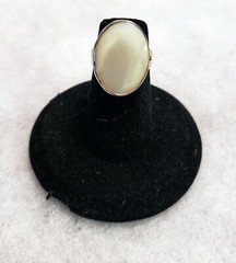 UNBRANDED SILVER/NICKEL SILVER (?) OVAL MOTHER OF PEARL RING SIZE 4.25