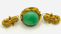 Vtg Matte Gold Tone Flower Daisy Monet Earrings & Green Faux Jade Cabochon Ring