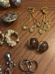 31 Pair Clip Earrings Vtg Dangle Silver Gold Colorful Wearable Retro Vintage