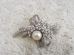 Silvertone Rhinestone White Bead Pin (D49)