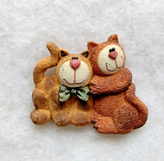 Vintage Artisan Flair Hugging Bears Brooch (131 – 2008)