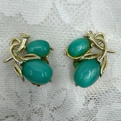 Vintage Green Teal Lisner Moonglow Thermoset Lucite Cabochon Leaf Clip Earrings