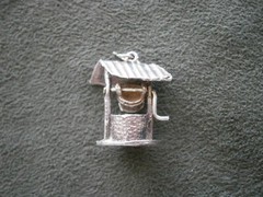 TJH Large Wishing Well with Offset Roof Vtg Sterling Silver Charm Pendant 5.0g