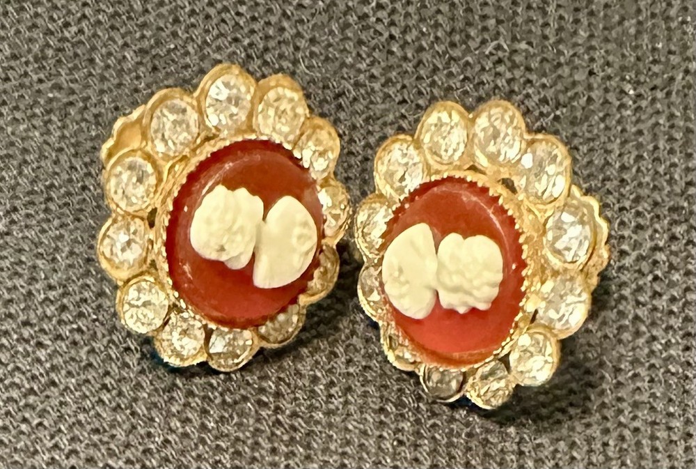 Vintage Coro Screw Back Gold Tone Red & White Cameo With Rhinestone Earrings